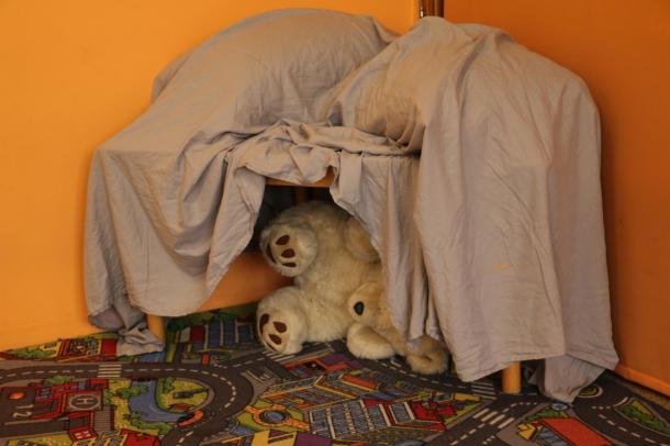 A csoportszobában medve barlangot készítettek a gyerekeknek.