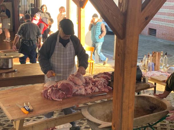 Az egyik egyháztag a húst darabolja.