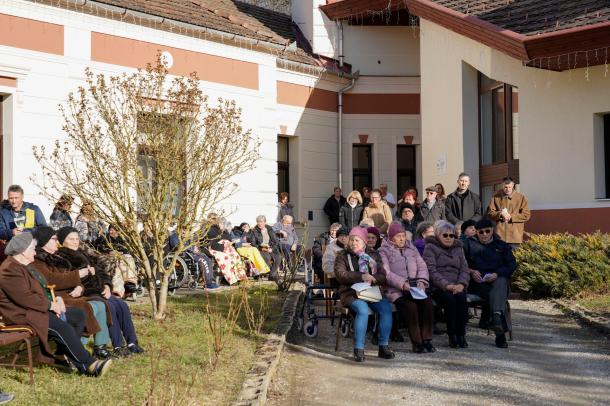 Sokan gyűltek össze a szentelésre.