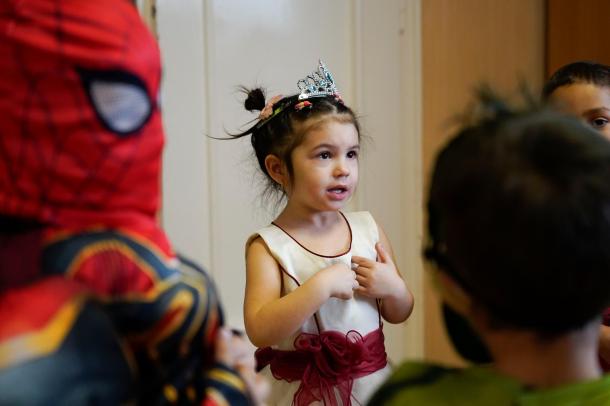 Az egyik kislány hercegnőnek öltözött.