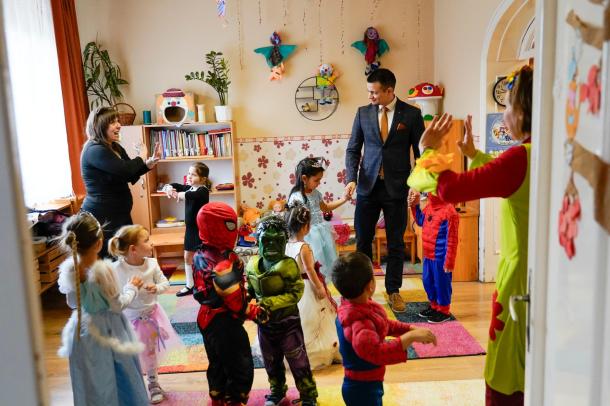 Janiczak Dávid polgármestert is felkérték táncolni a gyerekek.