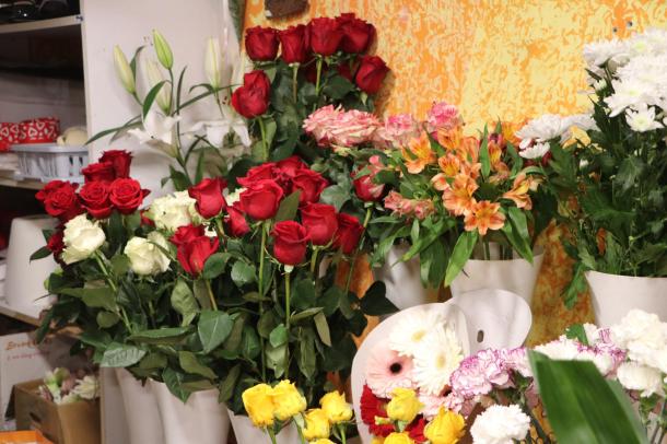 Különféle színű virágok az egyik helyi üzletben.