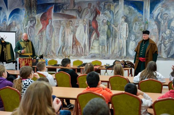 A huszárok előadást tartanak a Vasvár Úti Általános Iskola dísztermében.