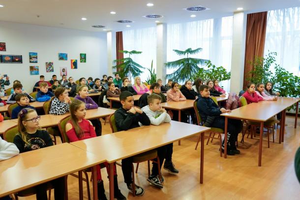 A Vasvár Úti Általános Iskola diákjai hallgatják az előadást.