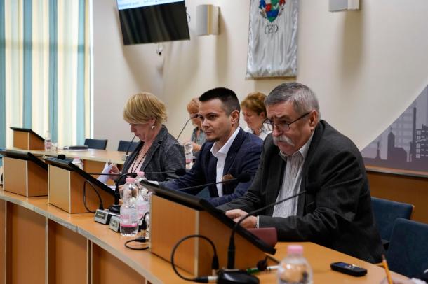 Dr. Sztronga Eszter, Janiczak Dávid és Garami György az Ügyrendi és Rendészeti Bizottság ülésén.