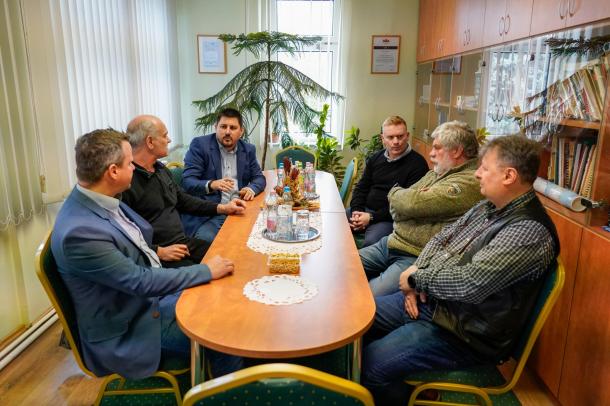 Az Egri Vagyonkezelő és Távhő Zrt szakemberei tárgyalnak az Ózdi Távhő Kft munkatársaival.