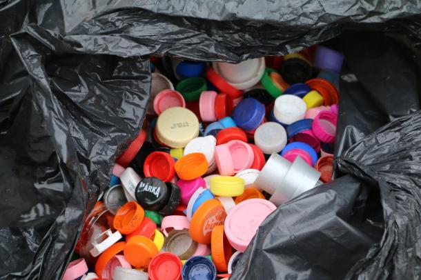 Műanyagkupakokat gyűjtöttek a városközponti szív alakú tárolóban.