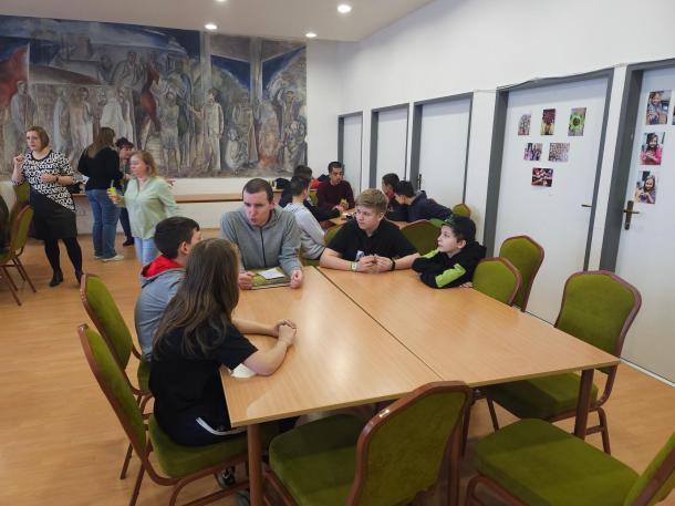 A Vasvár Úti Általános Iskola diákjai részt vesznek egy érzékenyítő foglalkozáson.