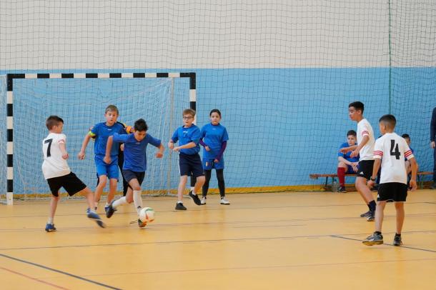 A Bolyky Tamás Általános Iskola diákjai fociznak a Vasvár Úti Általános Iskola tanulóival.