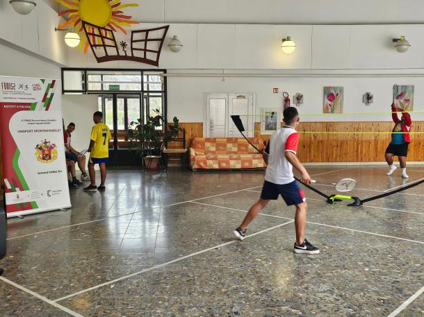 Tollaslabda mérkőzés zajlik a FODISZ Diákolimpia Tollaslabda vármegyei fordulójában.