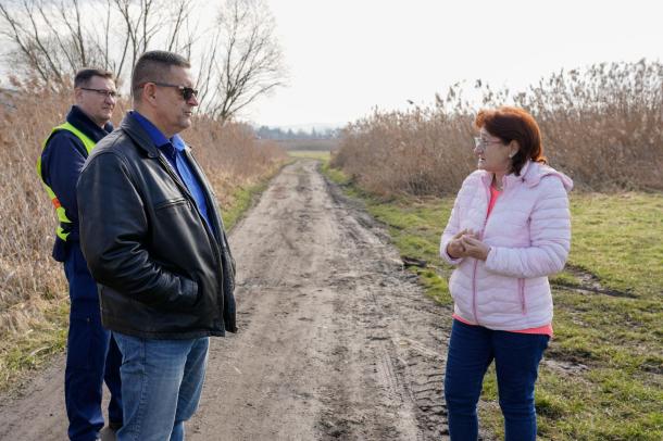 Kellóné Mezőtúri Márta beszélget az Ózd Városi Rendészet munkatársaival.