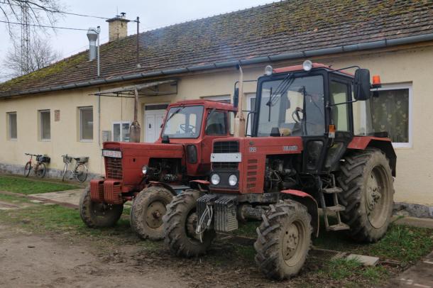 Traktorok várakoznak a mezőgazdasági munkálatra.