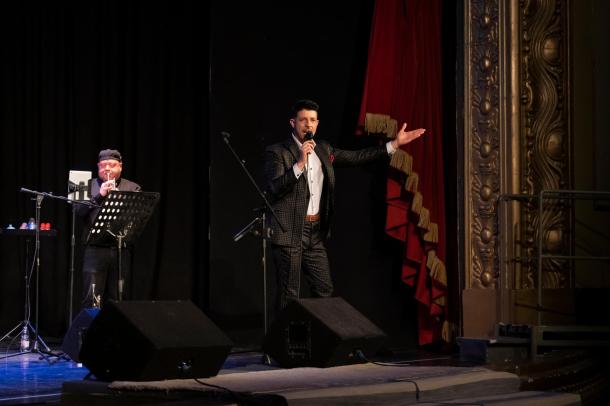 Mujahid Zoltán előadás közben.