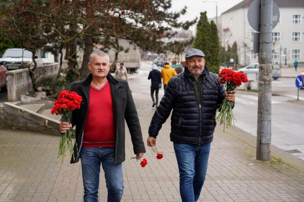 Angyal Béla és Kiss Sándor a szokásos vörös szegfűvel a kezükben sétálnak.