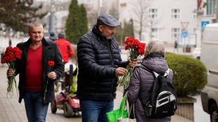 Virágot osztanak az MSZP helyi szervezetének képviselői nőnap alkalmából.