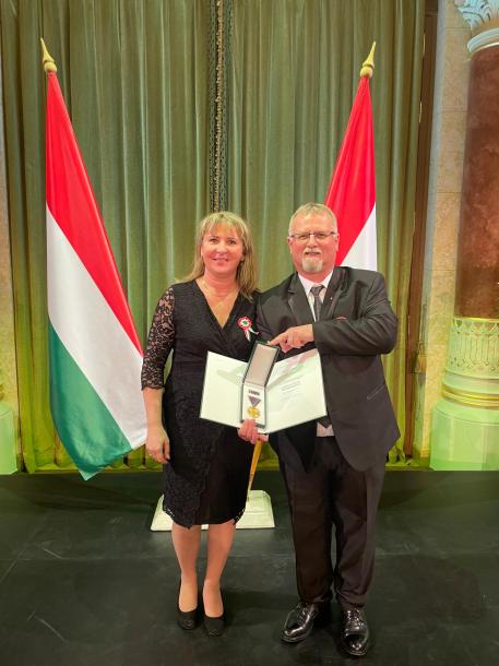 Obbágy Csaba átveszi az állami kitüntetést a Pesti Vigadóban.