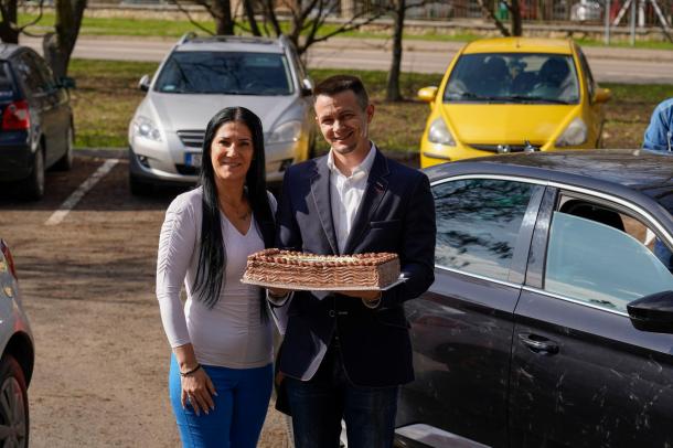 Janiczak Dávid polgármester és Zsuponyó Anett alpolgármester érkezik a tortával.