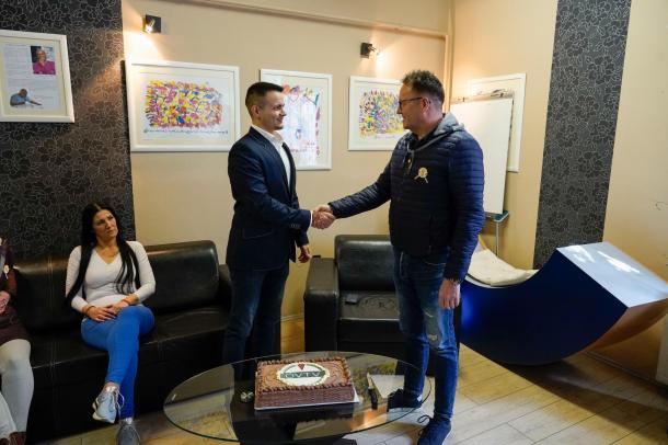 Kézfogással vette át Bukovinszky Zsolt ügyvezető-főszerkesztő a tortát Janiczak Dávid polgármestertől.