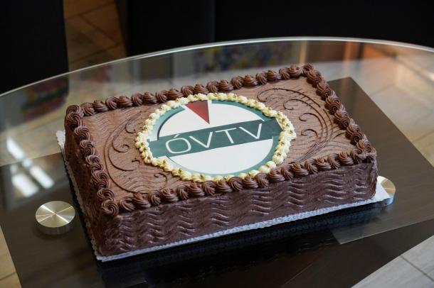 Tortával köszöntötte a városvezetés az ÓVTV munkatársait.