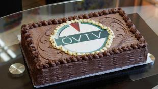 Tortával köszöntötte a városvezetés az ÓVTV munkatársait.