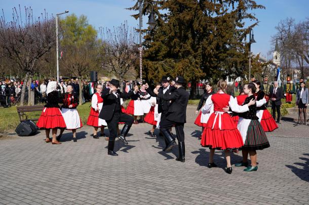 Az Ózdi Néptánc Egyesület táncosai színvonalas műsort adtak.