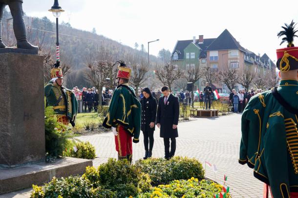 Janiczak Dávid polgármester és Zsuponyó Anett alpolgármester elhelyezik az emlékezés virágait.