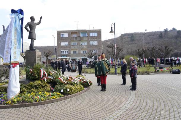 A Gömöri Motoros Közösség tiszteleg az 1848-as hősök emléke előtt.