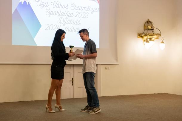 Ózd Város Eredményes Utánpótlás sportolója díjat vehette át Csépányi Zsombor sportlövész.