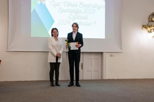 A jó tanuló-jó sportoló általános iskolás tanulónak járó díjat most Galambosi Bence, a Bolyky Tamás Általános Iskola diákja kapta.