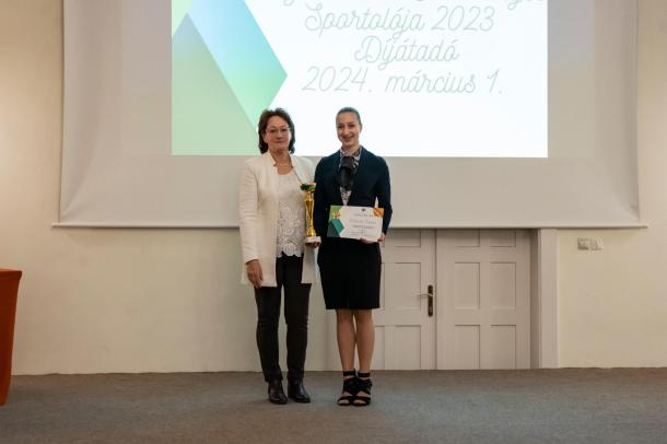 A jó tanuló – jó sportoló középiskolásoknak járó díjat, Molnár Noémi, a Széchenyi István Katolikus Technikum és Gimnázium tanulója kapta.
