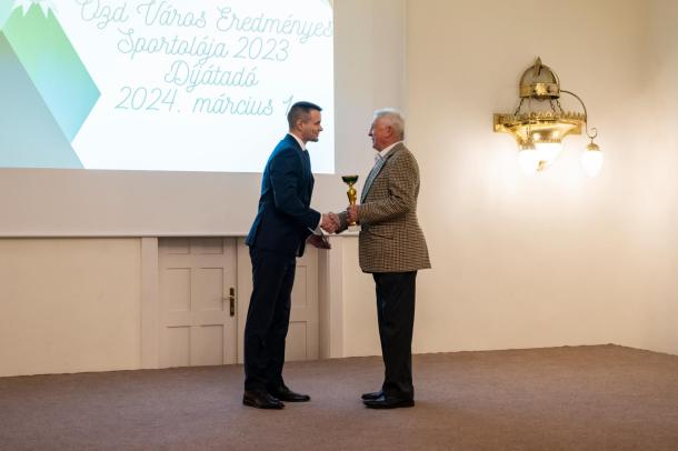 Vanczák Attila díját az Ózdi Teknőc Diák-és Szabadidősport Egyesület egykori és egyben tiszteletbeli elnöke, Kormos József veszi át.