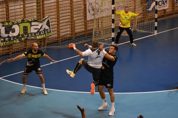 A mieink a jó erőkből álló Orosházi FKSE-Tokai csapatát látták vendégül a Marosi István Városi Sportcsarnokban. 24-24-es döntetlen született.