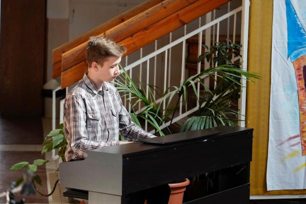 Zongorázik egy kisfiú a Vasvár Úti Általános Iskola tehetségnapi gálaműsorán..jpg