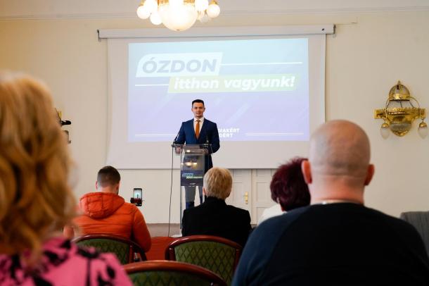 Janiczak Dávid polgármesterjelölt beszédet mond.