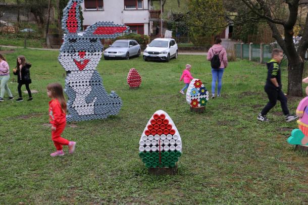 Vidáman keresték az elrejtett tojásokat a Tartó Lajos Közösségi Ház udvarán a gyerekek.