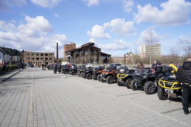 Hetven quad sorakozott indulásra készen.