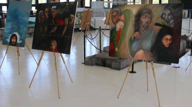 Váradi Gábor festőművész műveiből nyílt kiállítás szombaton a Digitális Erőmű nagycsarnokában.