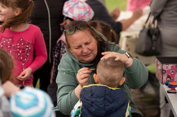 Arcfestés is volt a Mogyorósvölgyben. (Forrás: Dr. Csuzda Gábor)