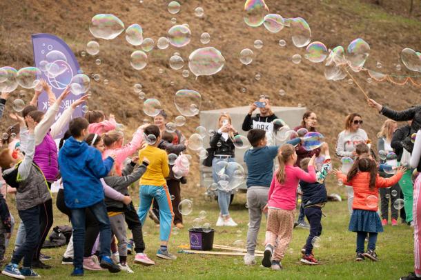 Buborékfújással is kedveskedtek a gyerekeknek. (Forrás: Dr. Csuzda Gábor)