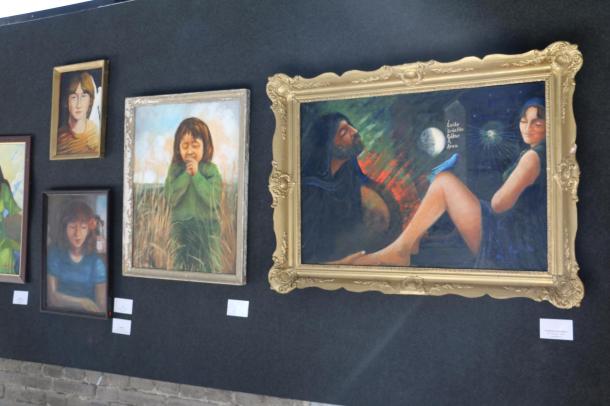 Váradi Gábor egyes festményein különféle emberi érzelmek tükröződnek vissza.