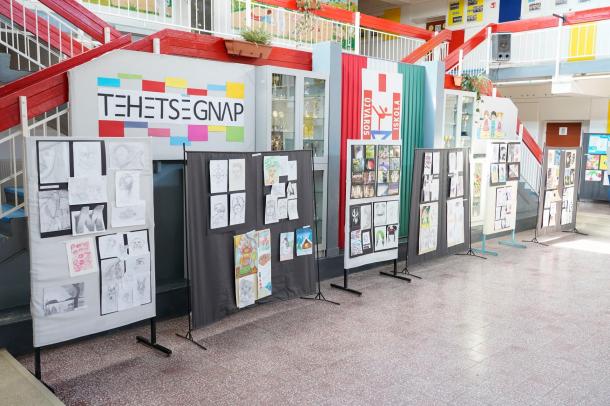 Rajztehetségek kiállítása az Újváros Téri Általános Iskolában.