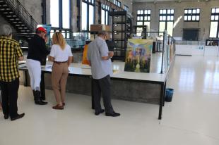 Váradi Gábor festőművész életmű-kiállításának résztvevői a Digitális Erőműben.