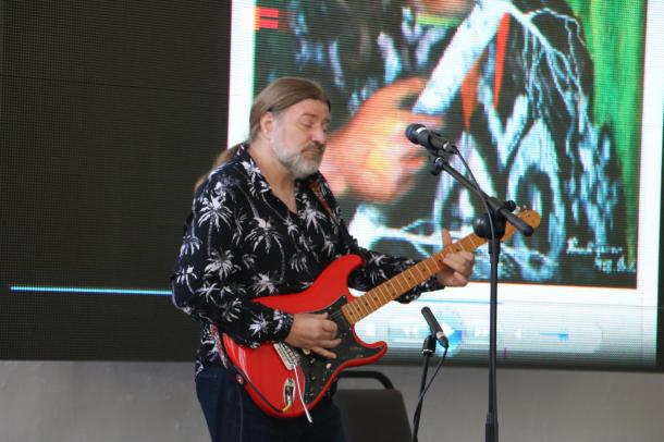 Benkő Zsolt gitárzene improvizációit is hallhatta a közönség.