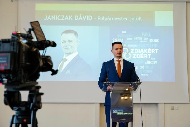 Janiczak Dávid polgármesterjelölt sajtótájékoztatót tart.