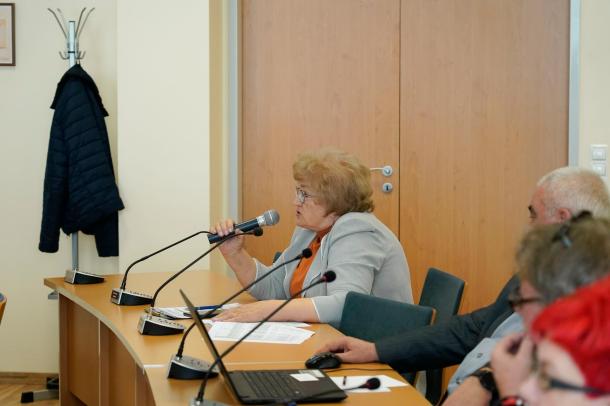 Heltovics Miklósné felszólal az ülésen.