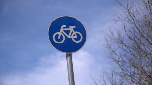 Tábla jelzi a kerékpárutat a bicikliseknek.