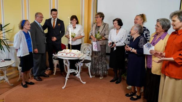 Egy tortával is megünnepelték a 30. születésnapot.
