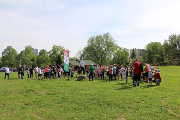 Sokan összegyűltek a kisvendéglő melletti füves területen.