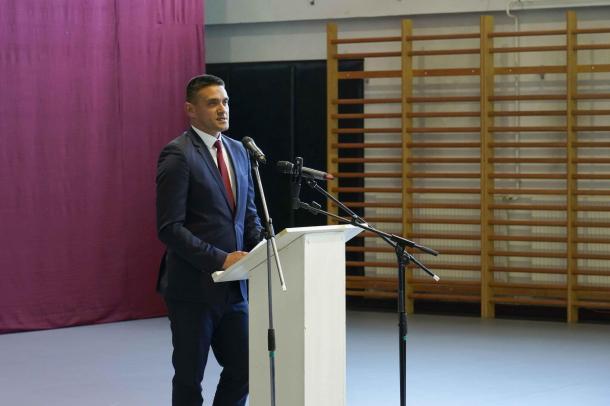 Dr. Csuzda Gábor területi képviselő mond beszédet.