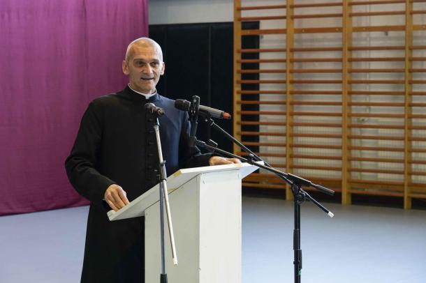 Szőke Gábor római katolikus plébános mond beszédet.